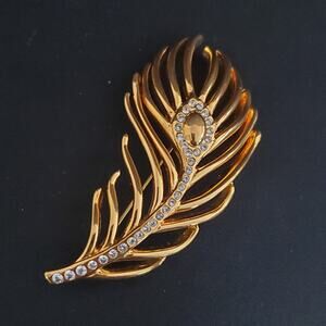 Monet Gold Tone Leaf Brooch Pin with Clear‎ Rhinestones Excellent Signed